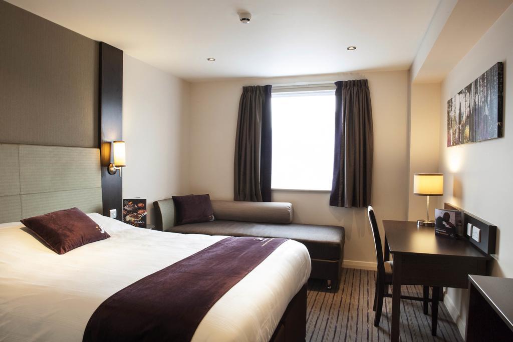 Premier Inn Basingstoke West Екстериор снимка